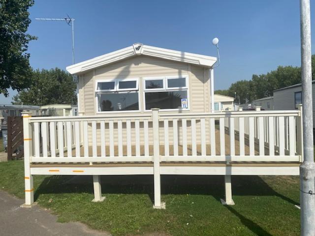 8 Bed Sun Decked Caravan Unlimited High Speed Wifi And Fun At Seawick Holiday Park Clacton-on-Sea Extérieur photo